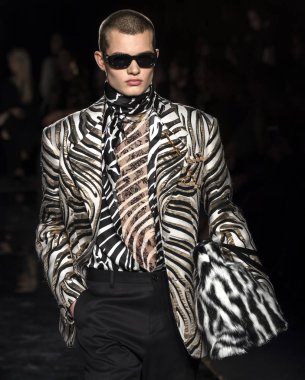 New York, Ny - 02 Aralık 2018: Janusz Kuhlmann Versace öncesi sonbahar 2019 pist Fuarı'nda pist yürür