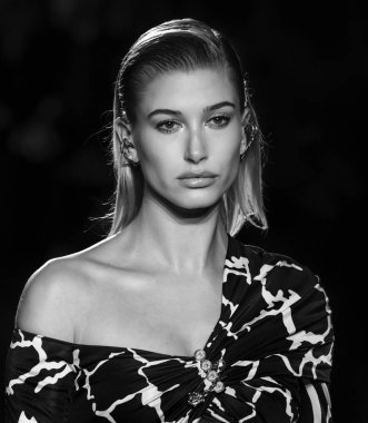 New York, Ny - 02 Aralık 2018: Hailey Baldwin Versace öncesi sonbahar 2019 pist Fuarı'nda pist yürür