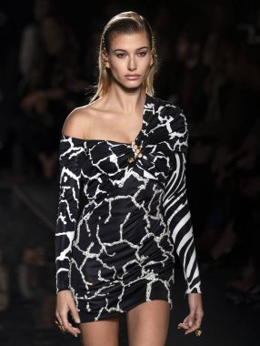 New York, Ny - 02 Aralık 2018: Hailey Baldwin Versace öncesi sonbahar 2019 pist Fuarı'nda pist yürür
