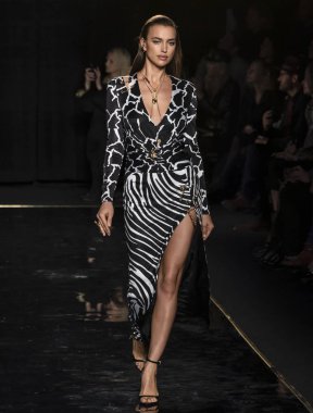 New York, Ny - 02 Aralık 2018: Irina Shayk Versace öncesi sonbahar 2019 pist Fuarı'nda pist yürür