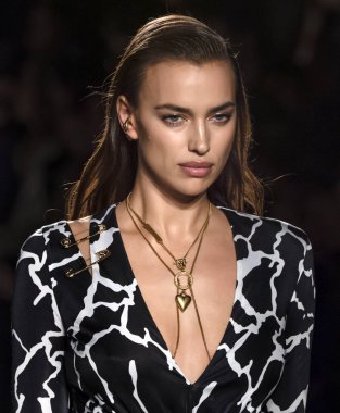 New York, Ny - 02 Aralık 2018: Irina Shayk Versace öncesi sonbahar 2019 pist Fuarı'nda pist yürür
