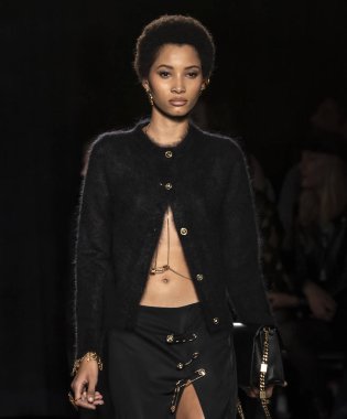 New York, Ny - 02 Aralık 2018: Lineisy Montero Versace öncesi sonbahar 2019 pist Fuarı'nda pist yürür