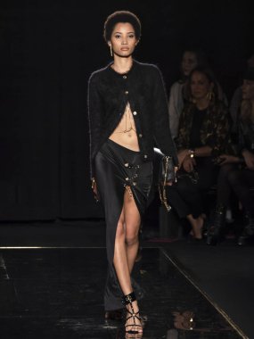 New York, Ny - 02 Aralık 2018: Lineisy Montero Versace öncesi sonbahar 2019 pist Fuarı'nda pist yürür