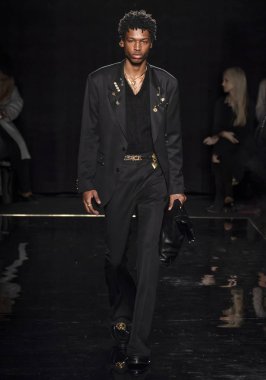 New York, Ny - 02 Aralık 2018: Manken Versace öncesi sonbahar 2019 pist Fuarı'nda pist yürür