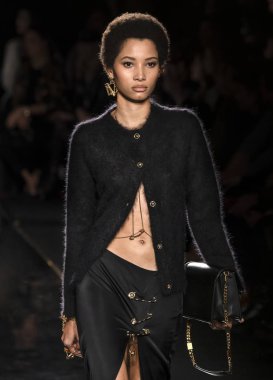 New York, Ny - 02 Aralık 2018: Lineisy Montero Versace öncesi sonbahar 2019 pist Fuarı'nda pist yürür
