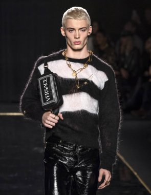 New York, Ny - 02 Aralık 2018: Joao Knorr Versace öncesi sonbahar 2019 pist Fuarı'nda pist yürür