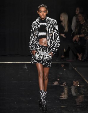 New York, Ny - 02 Aralık 2018: Blesnya Minher Versace öncesi sonbahar 2019 pist Fuarı'nda pist yürür