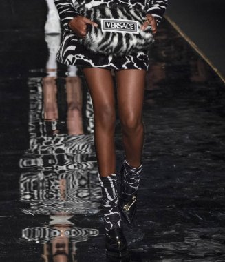 New York, Ny - 02 Aralık 2018: Bir model (çanta ve ayakkabı detay) Versace öncesi sonbahar 2019 pist Fuarı'nda pist yürür