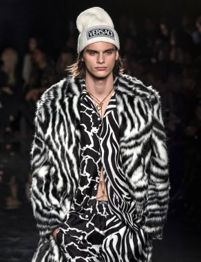 New York, Ny - 02 Aralık 2018: Liam genç Foster Versace öncesi sonbahar 2019 pist Fuarı'nda pist yürür