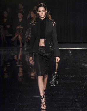 New York, Ny - 02 Aralık 2018: Manken Versace öncesi sonbahar 2019 pist Fuarı'nda pist yürür