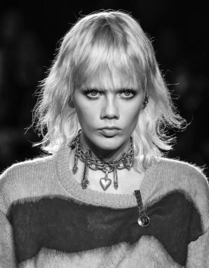 New York, Ny - 02 Aralık 2018: Marjan Jonkman Versace öncesi sonbahar 2019 pist Fuarı'nda pist yürür