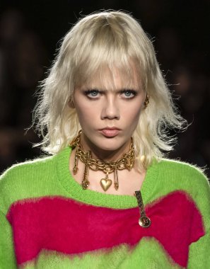 New York, Ny - 02 Aralık 2018: Marjan Jonkman Versace öncesi sonbahar 2019 pist Fuarı'nda pist yürür