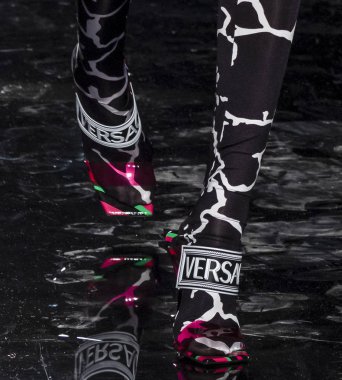 New York, Ny - 02 Aralık 2018: Bir model (ayakkabı detay) Versace öncesi sonbahar 2019 pist Fuarı'nda pist yürür