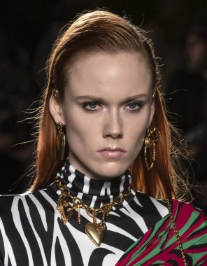 New York, Ny - 02 Aralık 2018: Kiki Willems Versace öncesi sonbahar 2019 pist Fuarı'nda pist yürür