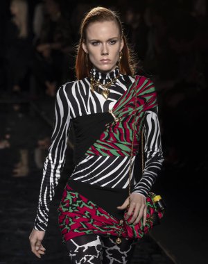 New York, Ny - 02 Aralık 2018: Kiki Willems Versace öncesi sonbahar 2019 pist Fuarı'nda pist yürür