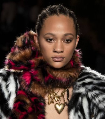 New York, Ny - 02 Aralık 2018: Selena Forrest Versace öncesi sonbahar 2019 pist Fuarı'nda pist yürür