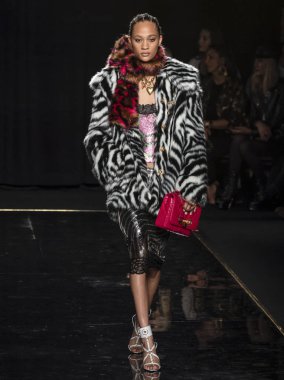 New York, Ny - 02 Aralık 2018: Selena Forrest Versace öncesi sonbahar 2019 pist Fuarı'nda pist yürür