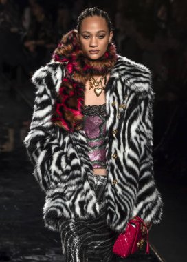 New York, Ny - 02 Aralık 2018: Selena Forrest Versace öncesi sonbahar 2019 pist Fuarı'nda pist yürür