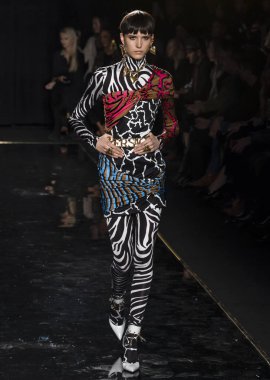 New York, Ny - 02 Aralık 2018: Sara Soric Versace öncesi sonbahar 2019 pist Fuarı'nda pist yürür