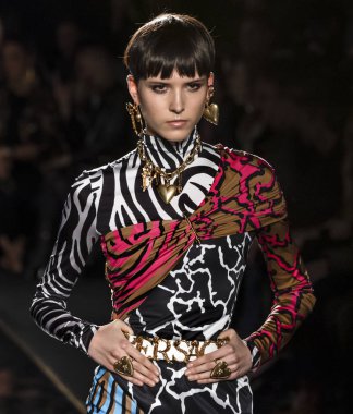 New York, Ny - 02 Aralık 2018: Sara Soric Versace öncesi sonbahar 2019 pist Fuarı'nda pist yürür