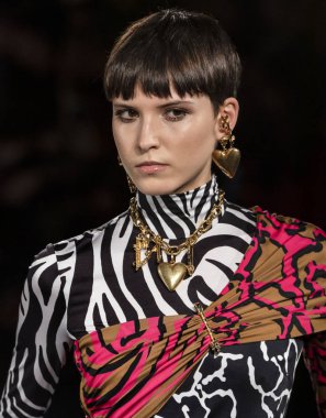 New York, Ny - 02 Aralık 2018: Sara Soric Versace öncesi sonbahar 2019 pist Fuarı'nda pist yürür