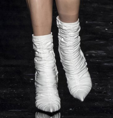 New York, Ny - 02 Aralık 2018: Bir model (ayakkabı detay) Versace öncesi sonbahar 2019 pist Fuarı'nda pist yürür