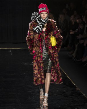 New York, Ny - 02 Aralık 2018: Lea Julian Versace öncesi sonbahar 2019 pist Fuarı'nda pist yürür