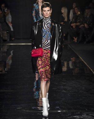 New York, Ny - 02 Aralık 2018: Saskia de Brauw Versace öncesi sonbahar 2019 pist Fuarı'nda pist yürür