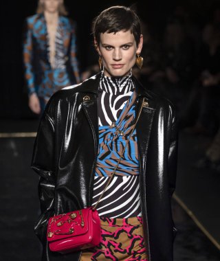 New York, Ny - 02 Aralık 2018: Saskia de Brauw Versace öncesi sonbahar 2019 pist Fuarı'nda pist yürür