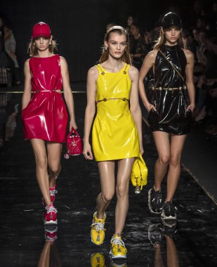 New York, Ny - 02 Aralık 2018: Modelleri yürüyüş pist pist Versace öncesi sonbahar 2019 Fuarı'nda