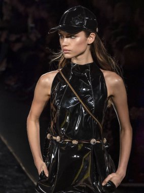 New York, Ny - 02 Aralık 2018: Manken Versace öncesi sonbahar 2019 pist Fuarı'nda pist yürür