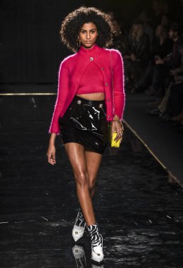 New York, Ny - 02 Aralık 2018: Imaan hamam Versace öncesi sonbahar 2019 pist Fuarı'nda pist yürür