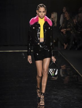 New York, Ny - 02 Aralık 2018: Hiandra Martinez Versace öncesi sonbahar 2019 pist Fuarı'nda pist yürür