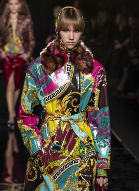 New York, Ny - 02 Aralık 2018: Eşref Oort Versace öncesi sonbahar 2019 pist Fuarı'nda pist yürür