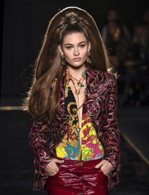 New York, Ny - 02 Aralık 2018: Grace Elizabeth Versace öncesi sonbahar 2019 pist Fuarı'nda pist yürür
