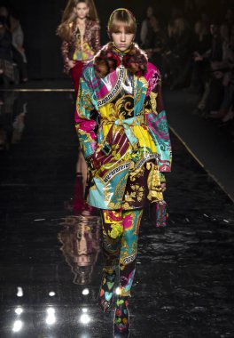 New York, Ny - 02 Aralık 2018: Eşref Oort Versace öncesi sonbahar 2019 pist Fuarı'nda pist yürür