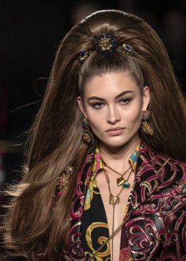 New York, Ny - 02 Aralık 2018: Grace Elizabeth Versace öncesi sonbahar 2019 pist Fuarı'nda pist yürür