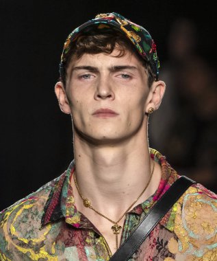 New York, Ny - 02 Aralık 2018: Luc Defont-Saviard Versace öncesi sonbahar 2019 pist Fuarı'nda pist yürür