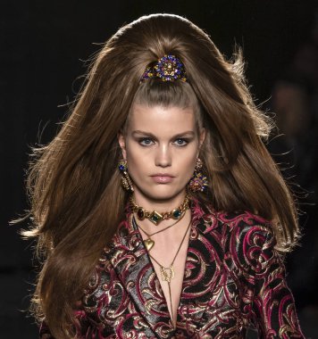 New York, Ny - 02 Aralık 2018: Luna Bijl Versace öncesi sonbahar 2019 pist Fuarı'nda pist yürür