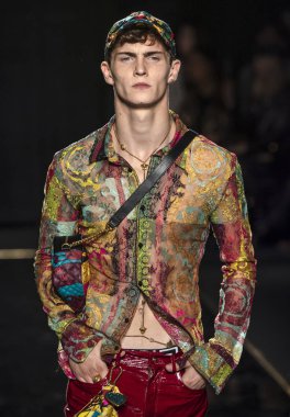 New York, Ny - 02 Aralık 2018: Luc Defont-Saviard Versace öncesi sonbahar 2019 pist Fuarı'nda pist yürür