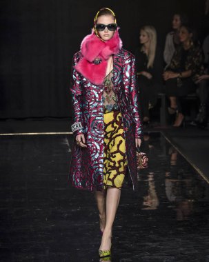 New York, Ny - 02 Aralık 2018: Sara Grace Wallerstedt Versace öncesi sonbahar 2019 pist Fuarı'nda pist yürür