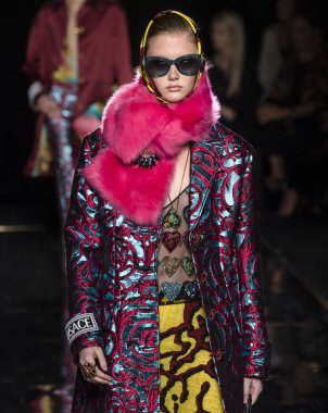 New York, Ny - 02 Aralık 2018: Sara Grace Wallerstedt Versace öncesi sonbahar 2019 pist Fuarı'nda pist yürür