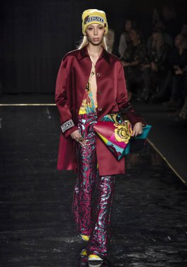 New York, Ny - 02 Aralık 2018: Issa Lish Versace öncesi sonbahar 2019 pist Fuarı'nda pist yürür