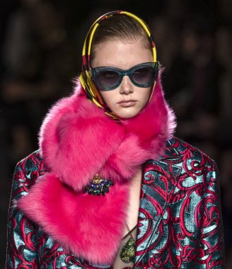 New York, Ny - 02 Aralık 2018: Sara Grace Wallerstedt Versace öncesi sonbahar 2019 pist Fuarı'nda pist yürür