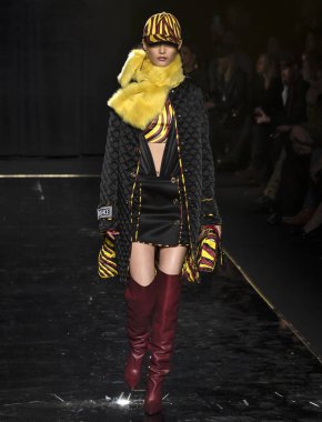 New York, Ny - 02 Aralık 2018: Liu Chunjie Versace öncesi sonbahar 2019 pist Fuarı'nda pist yürür