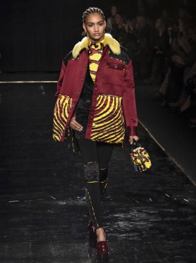 New York, Ny - 02 Aralık 2018: Anyelina Rosa Versace öncesi sonbahar 2019 pist Fuarı'nda pist yürür