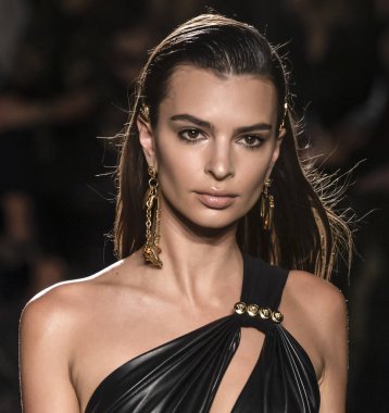New York, Ny - 02 Aralık 2018: Emily Ratajkowski Versace öncesi sonbahar 2019 pist Fuarı'nda pist yürür