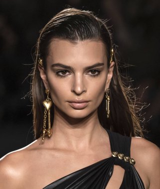 New York, Ny - 02 Aralık 2018: Emily Ratajkowski Versace öncesi sonbahar 2019 pist Fuarı'nda pist yürür