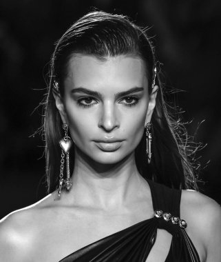 New York, Ny - 02 Aralık 2018: Emily Ratajkowski Versace öncesi sonbahar 2019 pist Fuarı'nda pist yürür