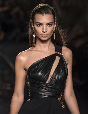 New York, Ny - 02 Aralık 2018: Emily Ratajkowski Versace öncesi sonbahar 2019 pist Fuarı'nda pist yürür